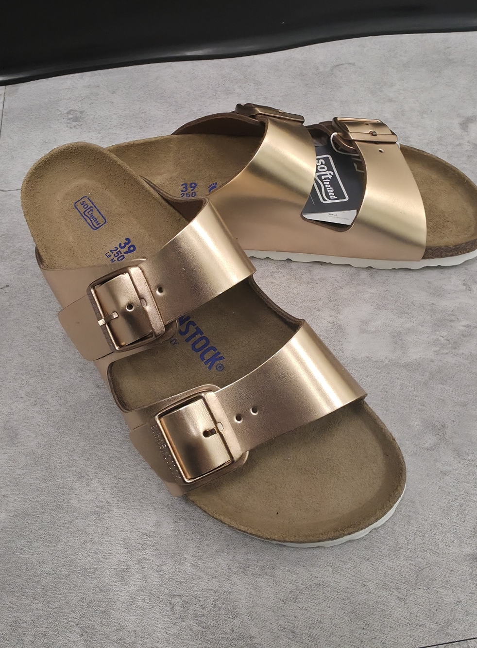 BIIRKENSTOCK Women's Arizona Soft Footbed Banded Buckle Metallic Slide Sandals,8 - Picture 3 of 9